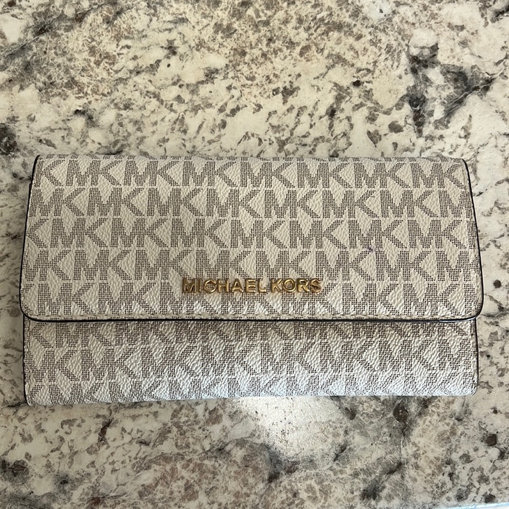 Michael Kors wallet. Excellent condition!!